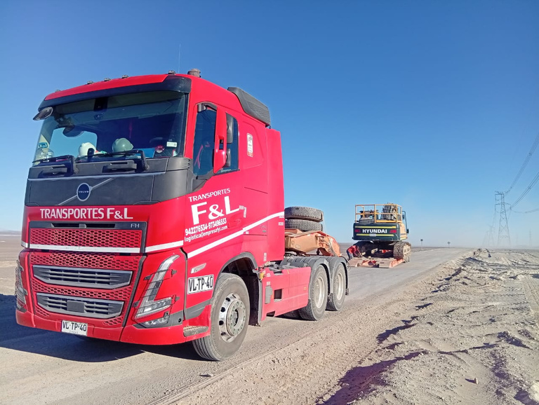 Camión F&L en ruta del norte de Chile
