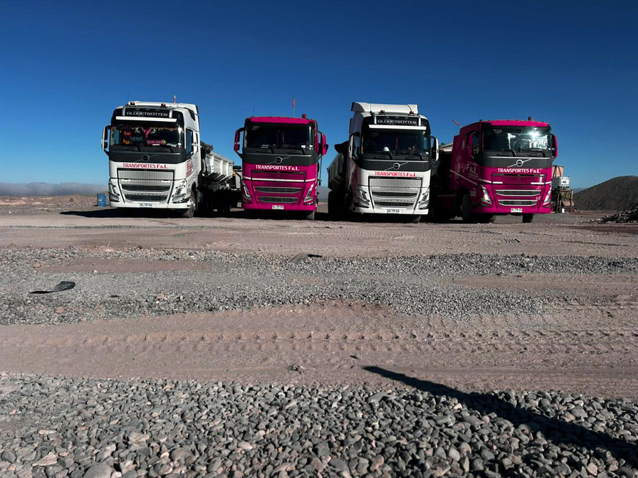 Flota de camiones de F&L Transportes en operación minera